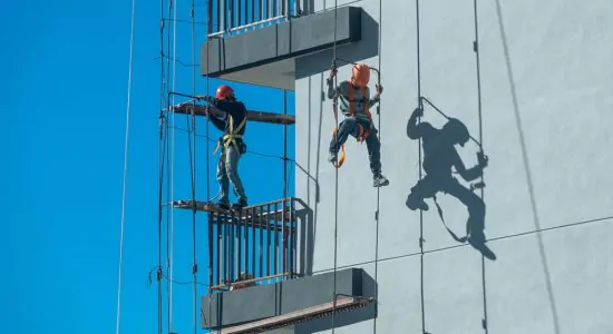 БЕЗОПАСНОЕ ВЫПОЛНЕНИЕ РАБОТ НА ВЫСОТЕ БЕЗОПАСНОЕ ВЫПОЛНЕНИЕ РАБОТ НА ВЫСОТЕ
